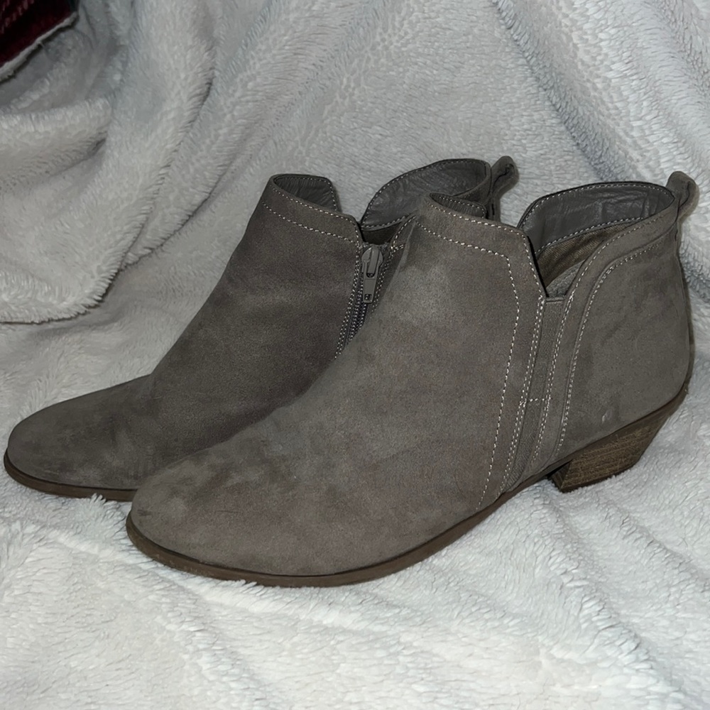 Don’t need anymore not my style, worn once for pictures. Basically new.